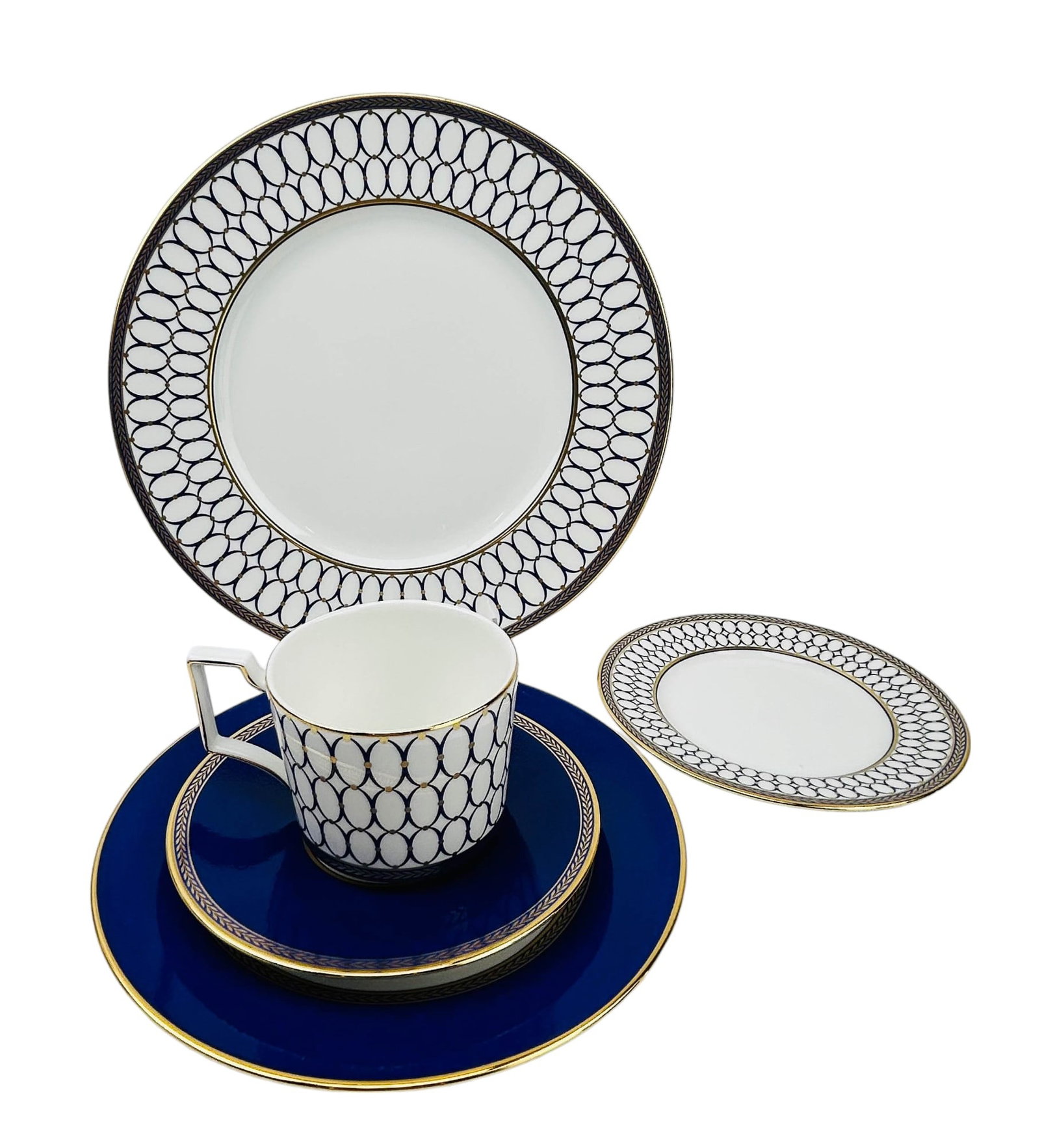 Wedgwood Renaissance 5p Place Setting for 8 40pc: Manufacturer : Wedgwood. Country of origin : England. Pattern : Renaissance Gold. Circa : 2008. Total of forty pieces. Borders graced with a mythological winged griffin, torch, cow skull and floral de