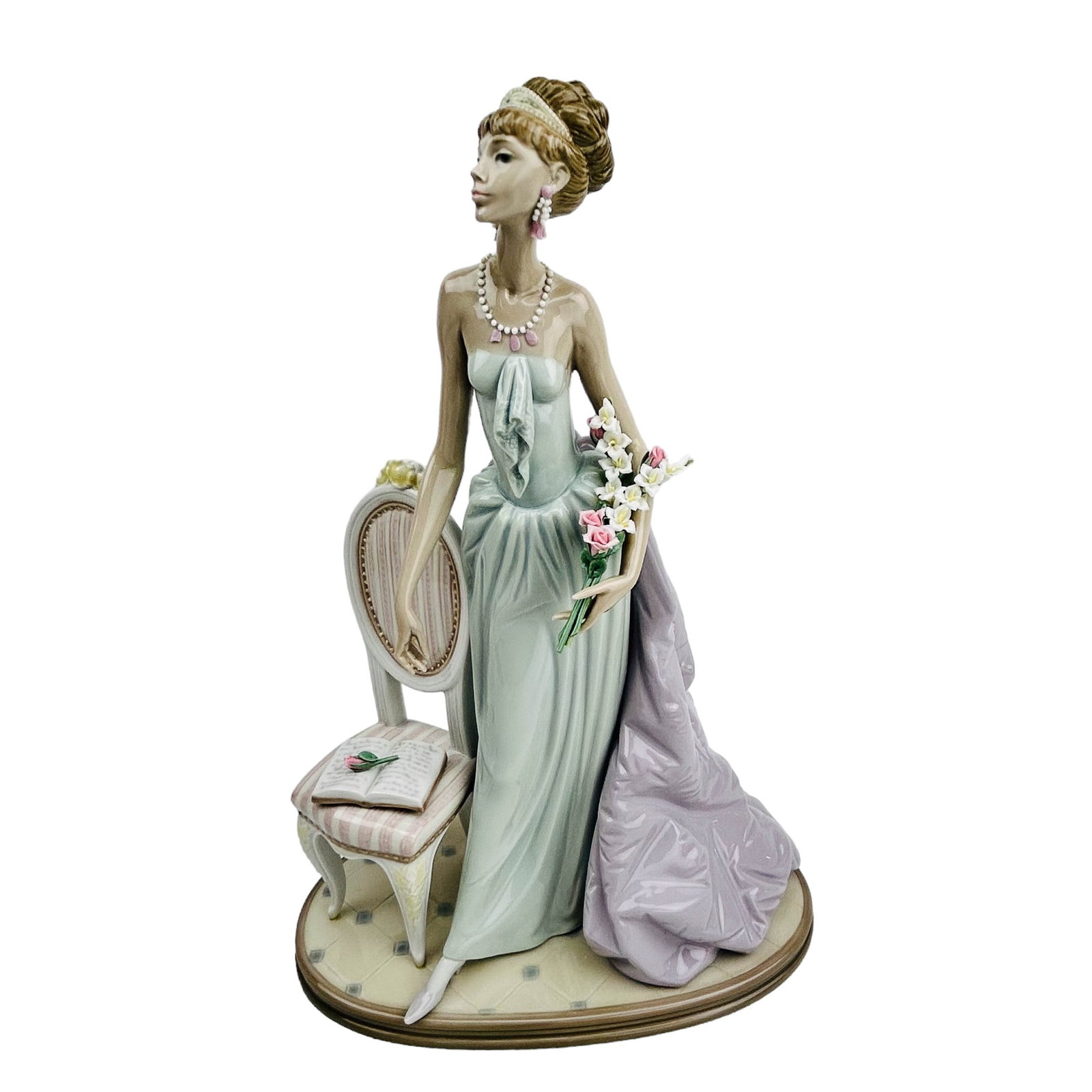 Lladro A Lady of Taste # 1495 Porcelain Figurine: Manufacturer : Lladro, Country of origin : Spain. Name : A Lady of Taste. Model number : 1495. Production years : 1986 - 2004. Designer : Jose Puche. Subject matter features a young slender well groom