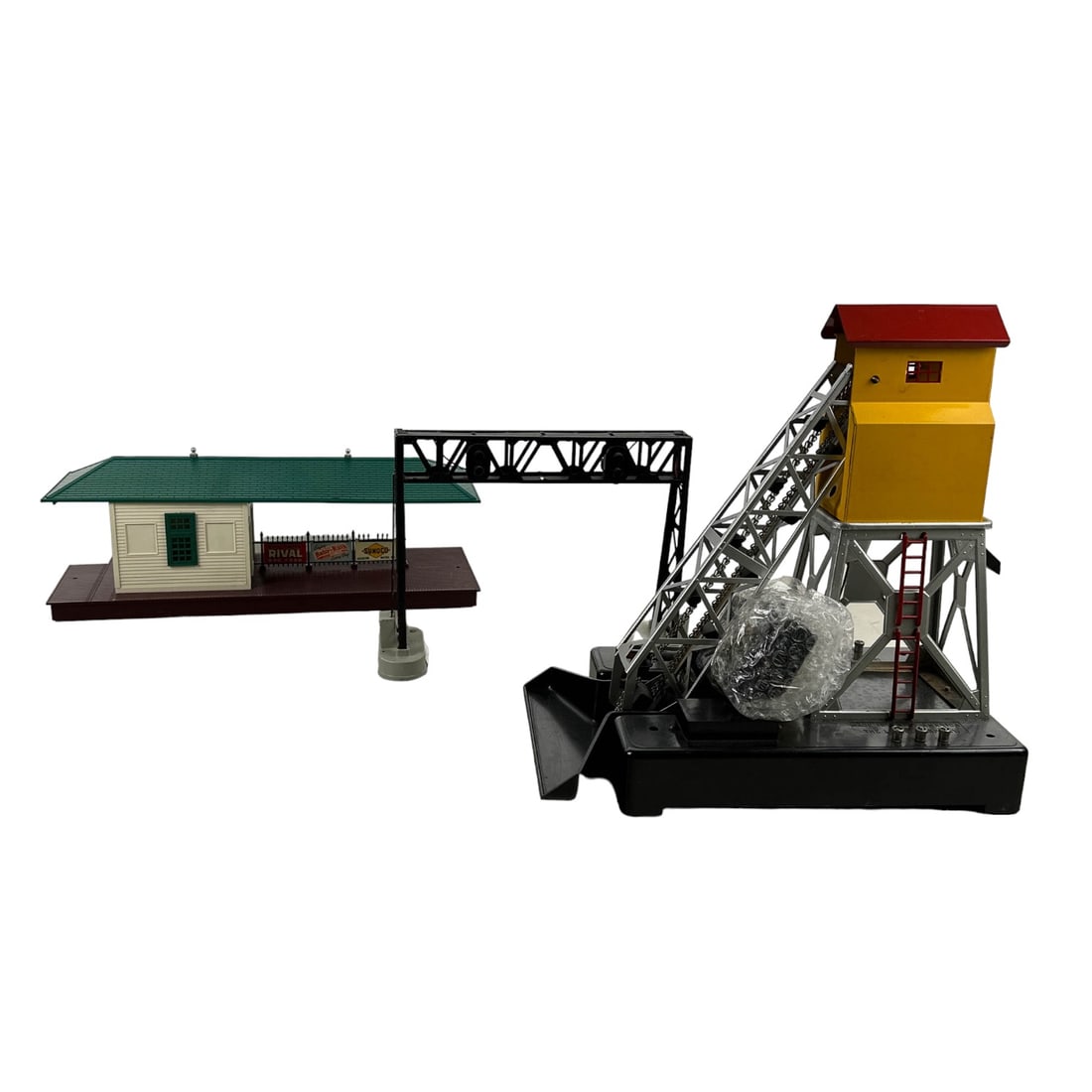 Lionel Coal Elevator & Illuminated Freight Station (1 of 4)