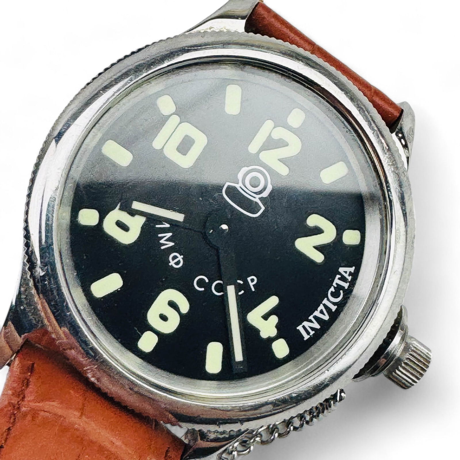 Invicta Model 2625 Mens Divers Russian Wrist Watch: A standout time piece featuring a robust mechanical movement visible through its transparent case back. Showcases a classic diver's watch aesthetic with a large, easy to read dial markers with luminou