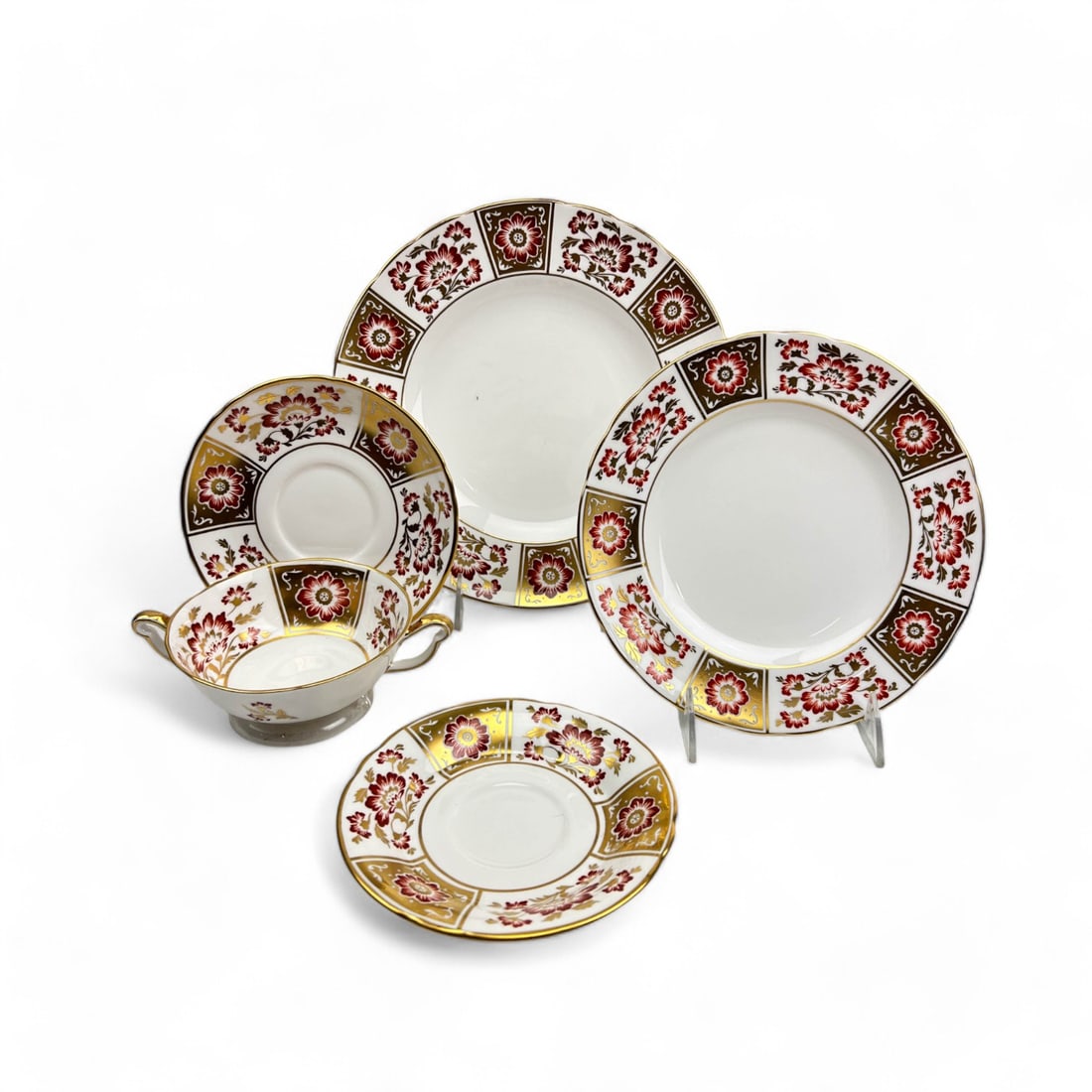 Royal Crown Derby Red Derby Panel Cup Saucer Plate: An exquisite Royal Crown Derby 5 piece dinnerware set is presented in the iconic Red Derby Panel pattern, featuring an intricate floral motif in warm red and gold tones, highlighted by elegant gilded
