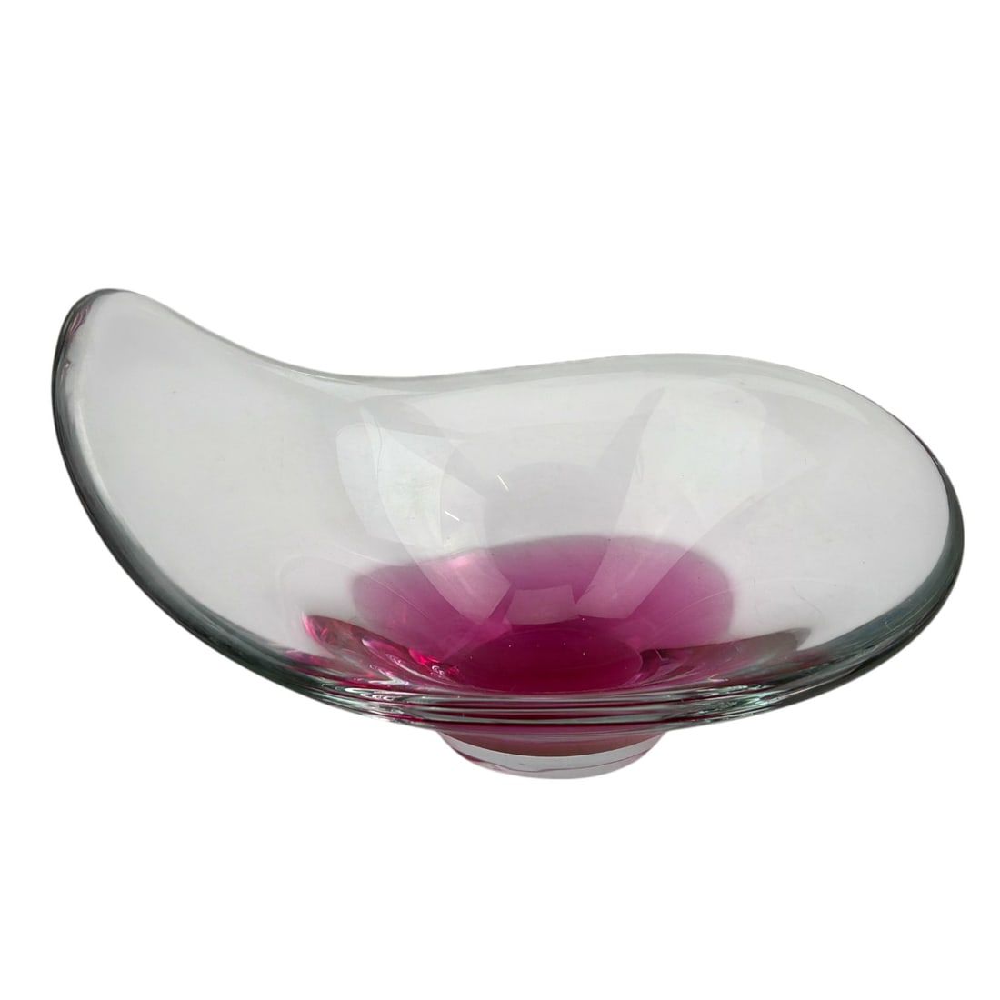 Flygsfors Coquille Mid Century Signed Glass Bowl: A Mid Century Modern studio hand blown art glass bowl from the renowned Swedish glassworks Flygsfors, part of the celebrated Coquille series. Designed by Paul Kedelv in the 1950s, this sculptural piec