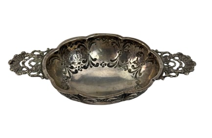84 Grade Silver Floral Scroll Pierced Handle Dish