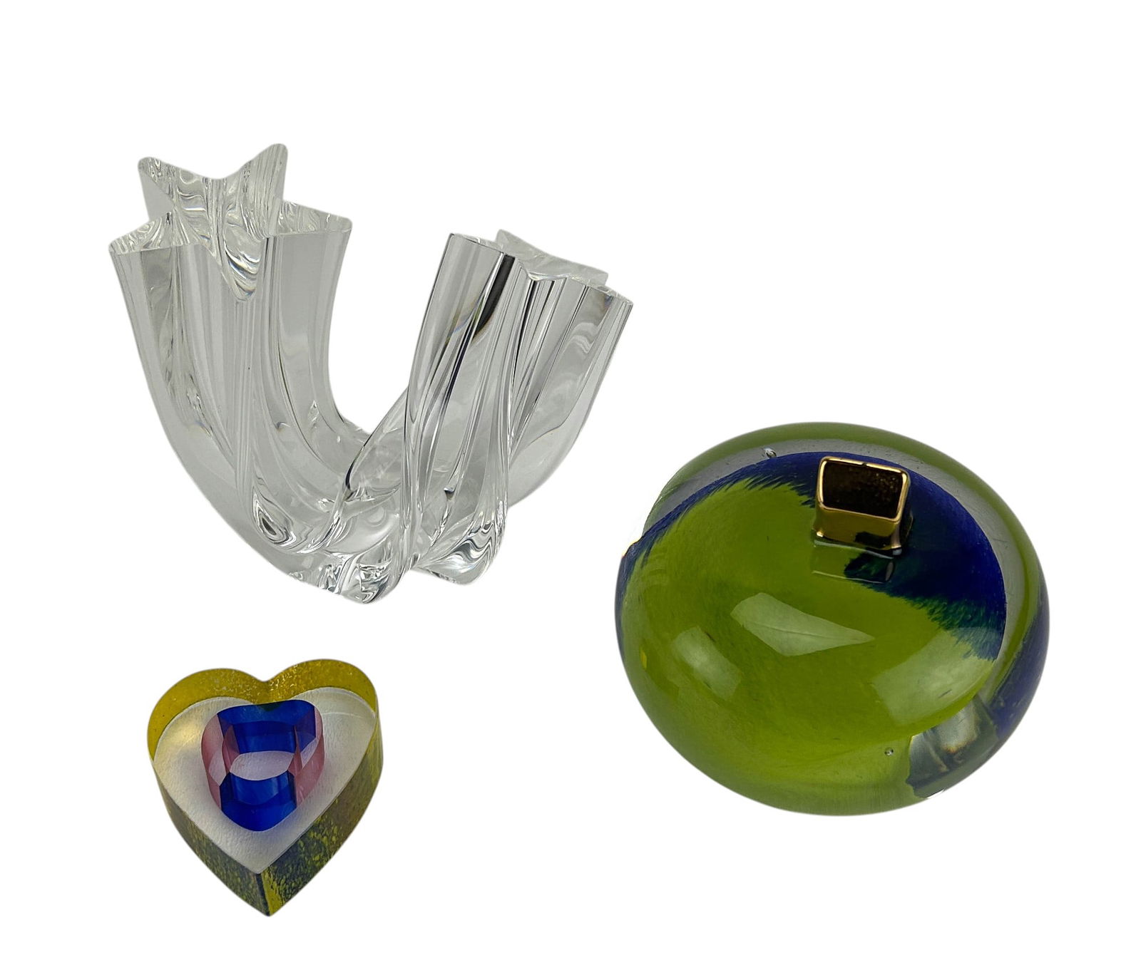 Kosta Boda & Steuben Studio Art Glass Sculpture 3p: Estate lot of a total of three (3) studio hand blown art glass sculptures. Includes ~ One (1) Steuben Star Stream sculpture #8567, designed by Neil Cohen in 1988. One (1) Kosta Boda organic shaped for