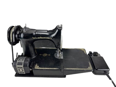 Singer 221 Featherweight Sewing Machine AH218253