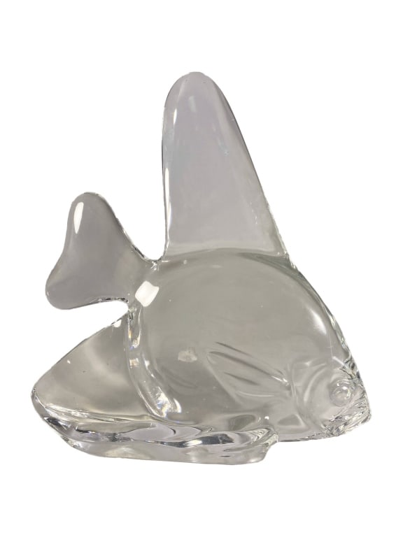Steuben Clear Crystal Art Glass Angelfish Figurine: Steuben, a clear crystal angelfish sculpture featuring a tall vertical dorsal fin, small forked tail, and incised detailing to the gills and fins. The form is balanced on a flattened oval base. Etched