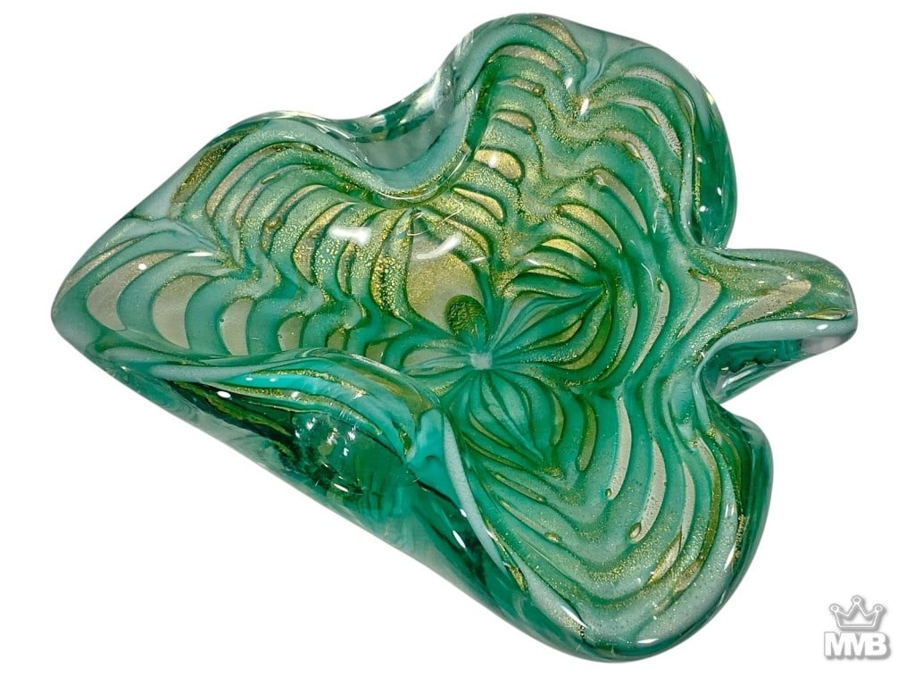 Barovier & Toso Style Murano Gold Fleck Art Glass: Italian Murano art glass leaf-form bowl crafted in an emerald green color with gold flecks, ribbed and swirled patterns throughout. Designed in the style of Barovier & Toso Murano glassworks. Dimensio