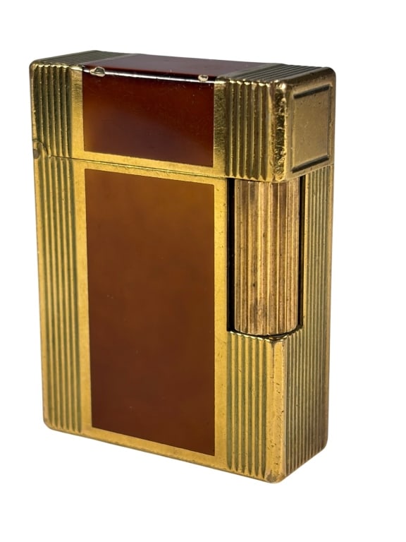 ST Dupont, Paris Laque de Chine Brown Lighter: Vintage S.T. Dupont Paris lighter with brown Laque de Chine lacquer and gold-plated ribbed trim. Flip-top with flint wheel ignition. Base stamped 'S.T. Dupont Paris - Made in France - Laque de Chine' 