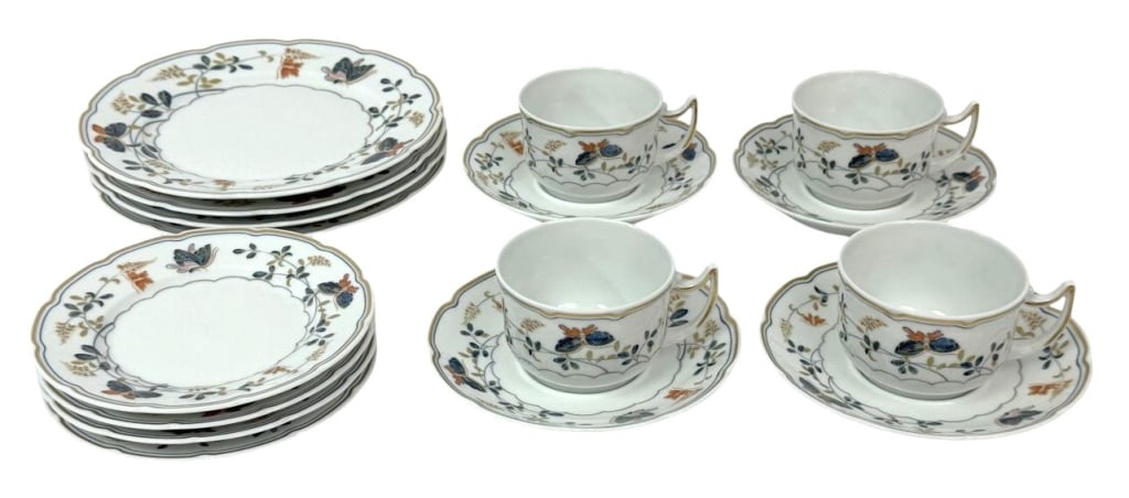 R. Renaud & Cie Limoges Porcelain Dinnerware 16pcs: Lot of sixteen R. Renaud & Cie Limoges French porcelain service for four dinnerware set. The set includes four dinner plates, four salad plates, four cups and four saucers. Each piece features a scall