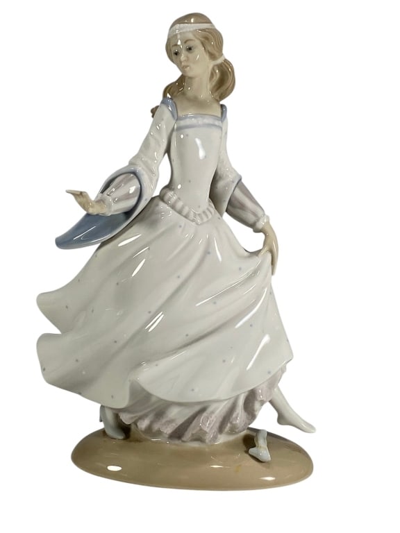 Lladro Cinderella Spanish Porcelain Figurine #4828 (1 of 7)