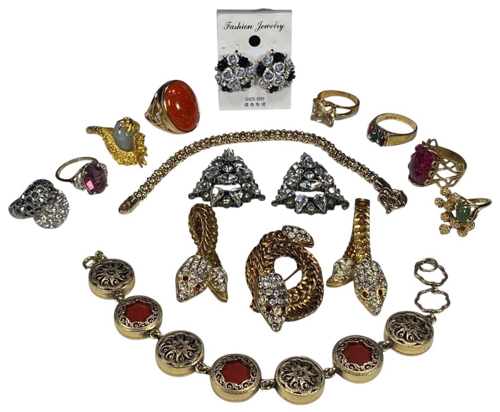 Rings Bracelets Earrings Costume Jewelry 16pc LOT (1 of 6)