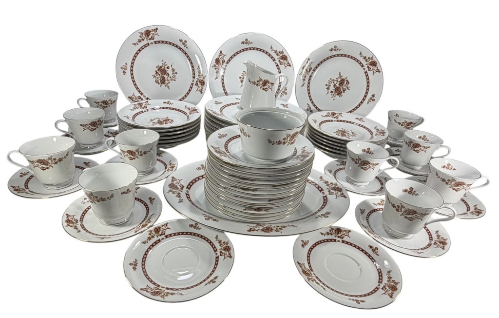 Liling Fine China Yung Shen Porcelain 62pc LOT: Porcelain dinner service with floral and chain motif, gold rim decoration. Marked 'Liling Fine China Made in China Yung Shen.' Comprising 12 dinner dishes (10.25 in. diameter), 12 dessert dishes (7.5 