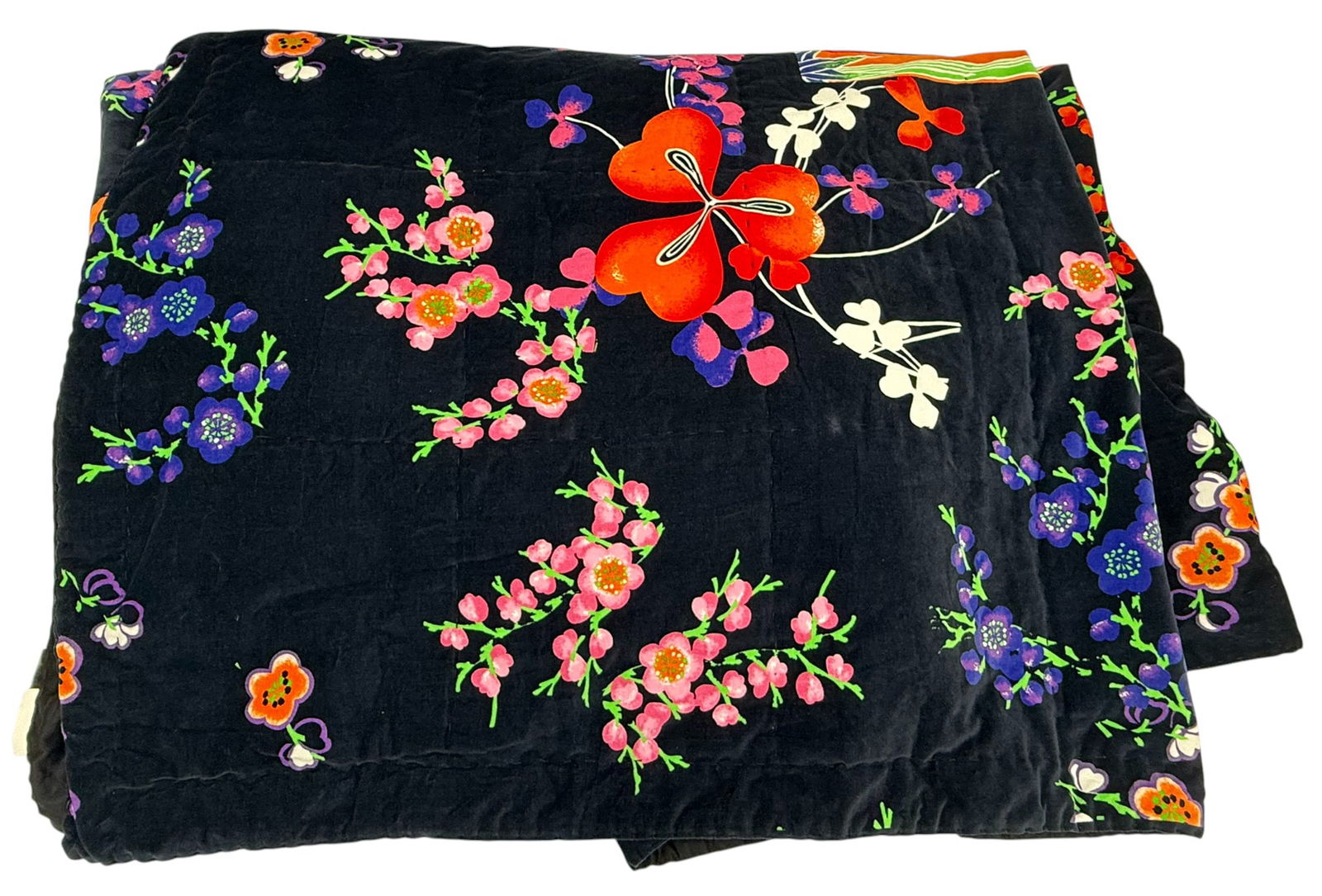 Versace for H&M L/E Black Floral Velvet Comforter: Rare Versace for H&M blanket features a stunning floral pattern on luxurious black velvet. A standout piece from the exclusive 2011 collaboration between Donatella Versace and H&M. The design showcase