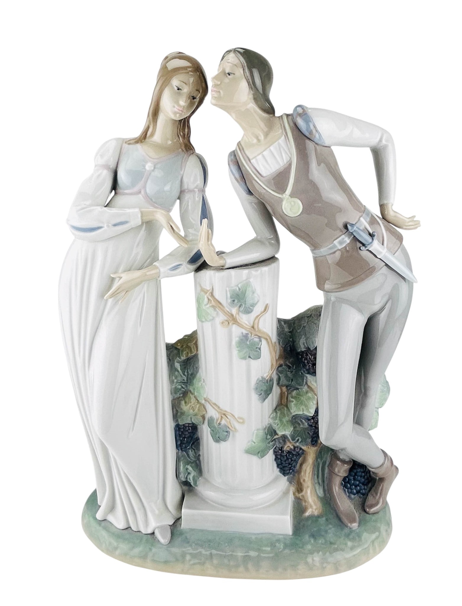 Lladro Romeo and Juliet #4750 Porcelain Figurine: Lladro Spanish Romeo and Juliet model number 4750 hand painted porcelain figurine. Sculptor Alfredo Ruiz. Produced between 1971-2005. The romantic piece depicts the Shakespearean lovers in Renaissance