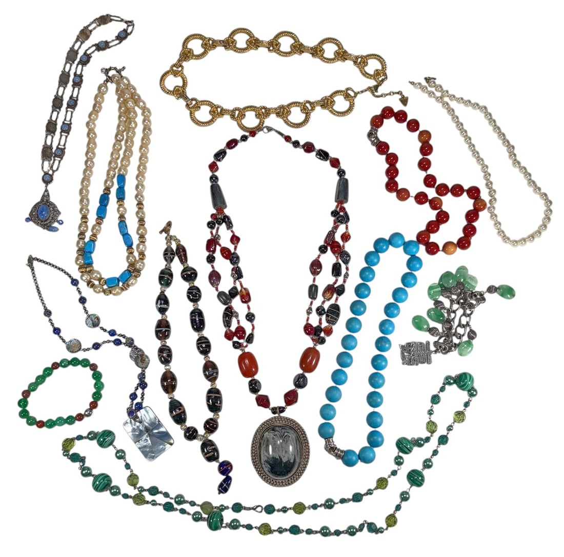 Costume Jewelry Necklaces & Bracelets 12pc LOT: Collection of 12 costume jewelry pieces, including necklaces, and bracelets in vintage and modern styles with glass, faux pearl, resin, and metal elements. The largest measures approximately 15.5 inch