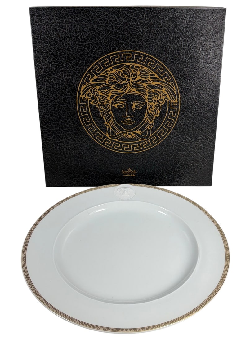 Rosenthal Versace Medaillon Meandre D'Or Plate: Rosenthal Studio Linie for Versace porcelain plate. Medaillon Meandre d'Or collection. White ground with gilt Greek key meander border. Raised white Medusa medallion on rim. Ikarus form. Classic