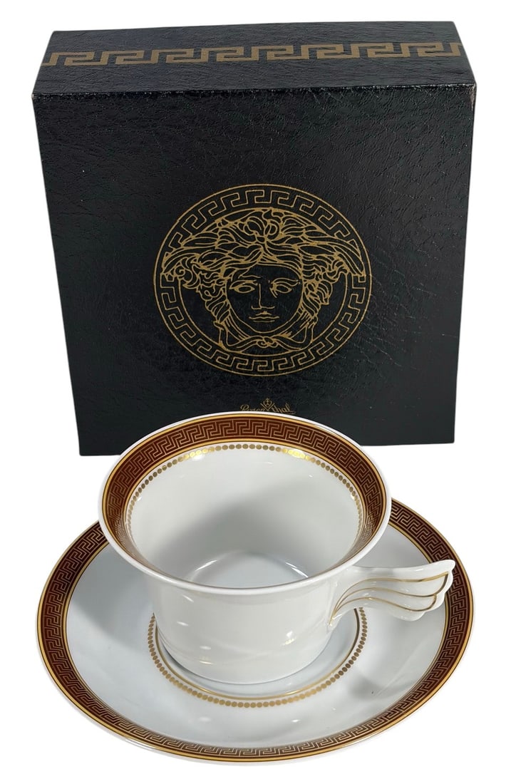 Rosenthal Versace Medaillon Meandre Marron Cup: Rosenthal for Versace 'Medaillon Meandre Marron' two-piece teacup and saucer set, designed by Paul Wunderlich and crafted in Germany. Featuring a Greek key meander motif in gilt on a rich marron brown