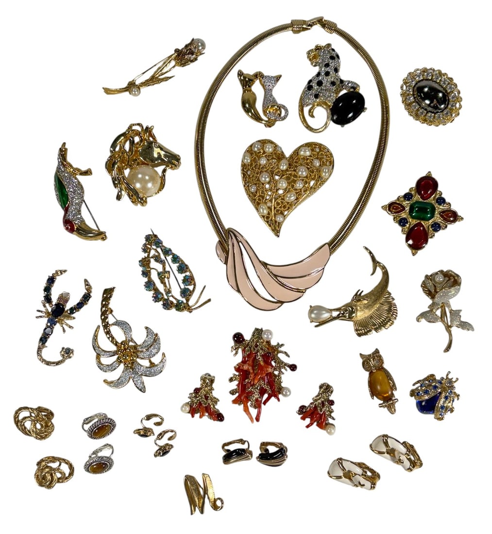 Necklaces, Brooches Costume Jewelry 30pc LOT: Charming 30-piece costume jewelry lot including brooches, clip-on earrings, and statement necklaces in varied floral, animal, and abstract designs with rhinestones, faux pearls, enamel, and cabochon