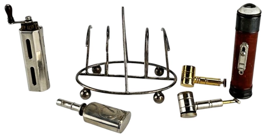 Perfume Atomizer Flashlight Toast Rack Oil Can 6pc: Group lot of a total of six novelty metal objects including a pair of telescoping gavel form scent perfume atomizers in brass and chrome finish, each with removable tops to reveal lighter wells, red m