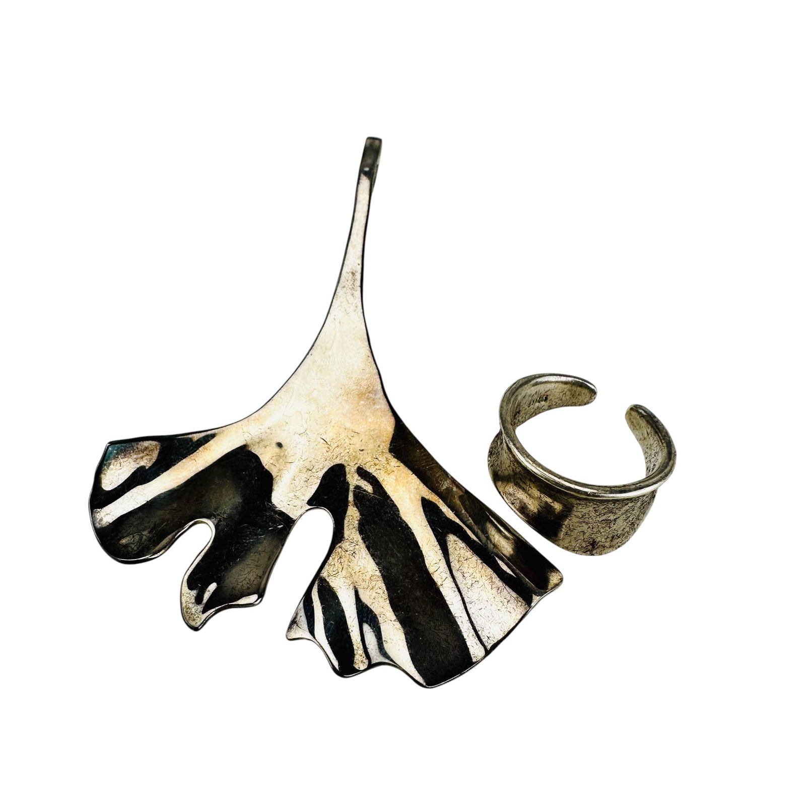 Robert Lee Morris b.1947 Sterling Pendant & Ring: Robert Lee Morris RLM (American, born 1947), celebrated jewelry designer. Lot includes a ring and a Ginkgo leaf form pendant with a curved bail. Ring is size approximately 7.25. The pendamt measuresap