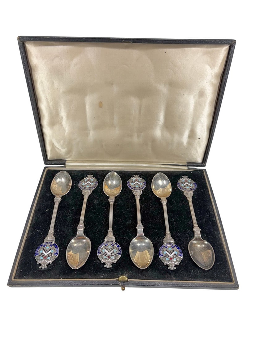 1922 Freemasons Lodge of Finsbury 861 Spoons 6pcs: W Bro Llion London 1922 Freemasons Lodge of Finsbury No 861 commemorative spoon set with six matching spoons in original fitted presentation box. Each spoon has an enameled Masonic crest terminal and