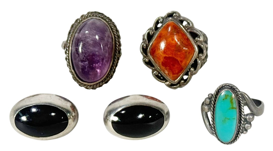 Vintage Sterling Gemstone Rings & Earrings 4pc LOT: Lot of vintage sterling silver jewelry, featuring three distinct rings and one pair of earrings. Includes a Thai sterling silver ring bezel-set with orange jasper, a Native American Navajo Sleeping