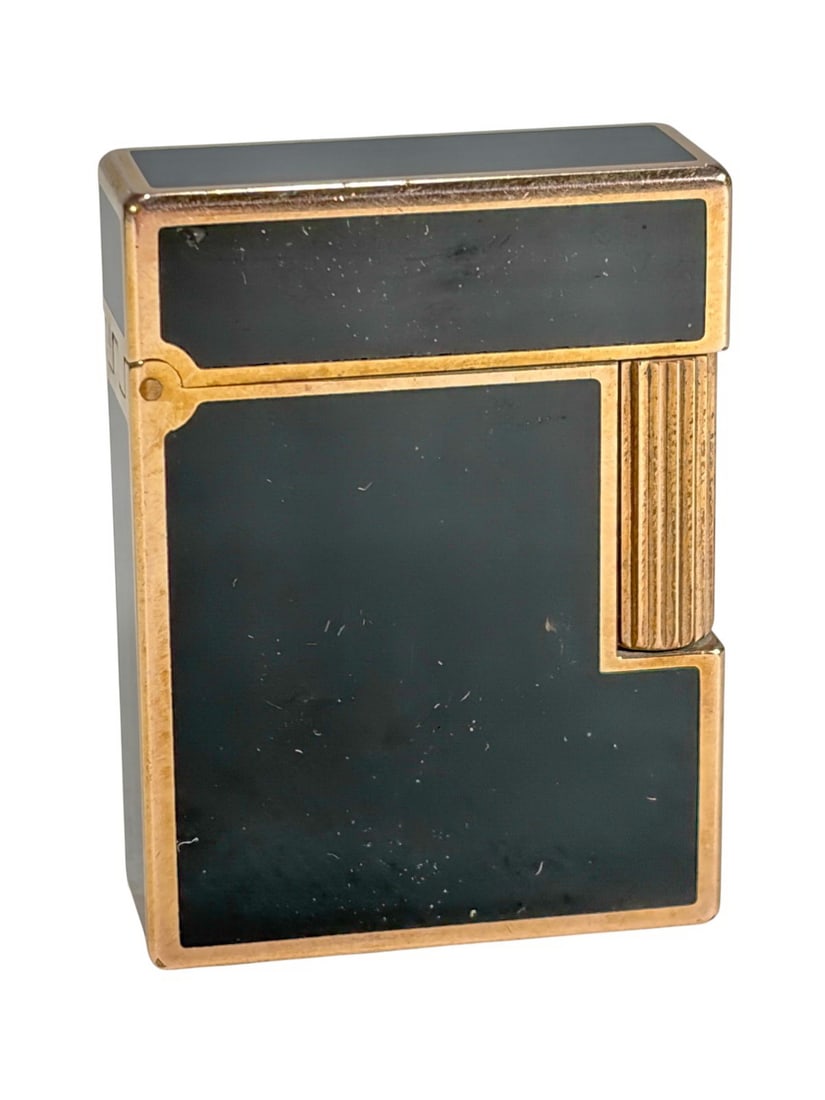 St Dupont Paris Laque de Chine Boxed Black Lighter: S.T. Dupont Paris pocket lighter in black Laque de Chine lacquer with gold tone trim. Rectangular form with fluted roller and hinged cap, marked 'S.T. Dupont Paris, Made in France, Laque de Chine,'