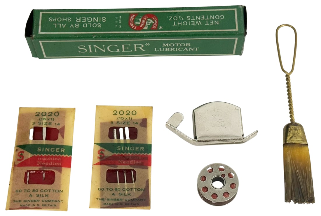 Singer Model 15-91 Electric Sewing Machine w/ Case - 11