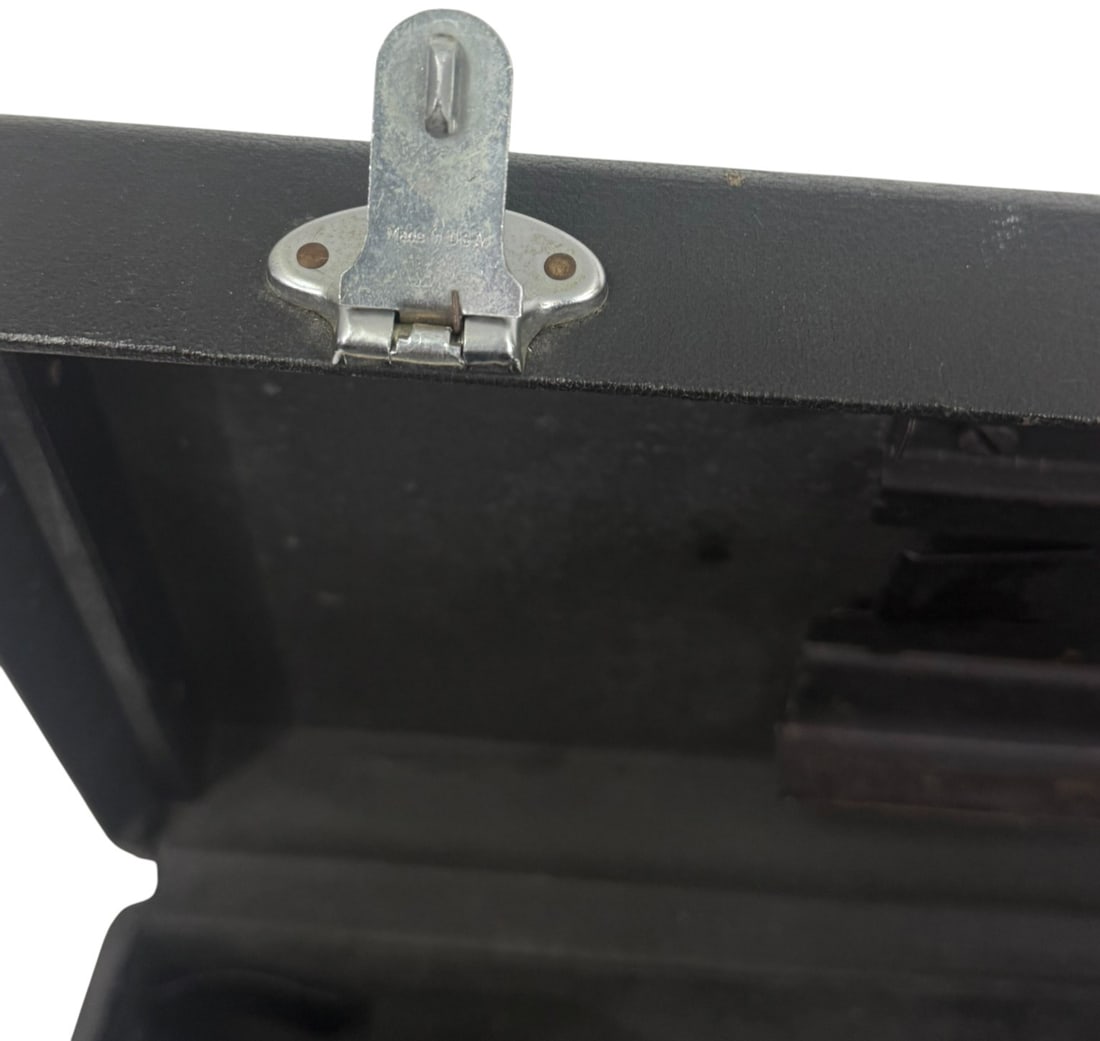 Singer Model 15-91 Electric Sewing Machine w/ Case - 16