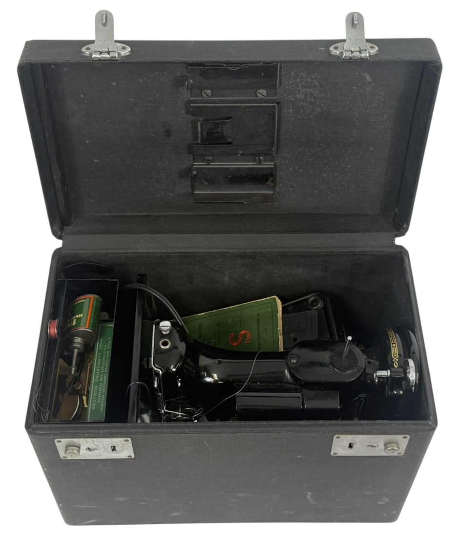 Singer Model 15-91 Electric Sewing Machine w/ Case - 9