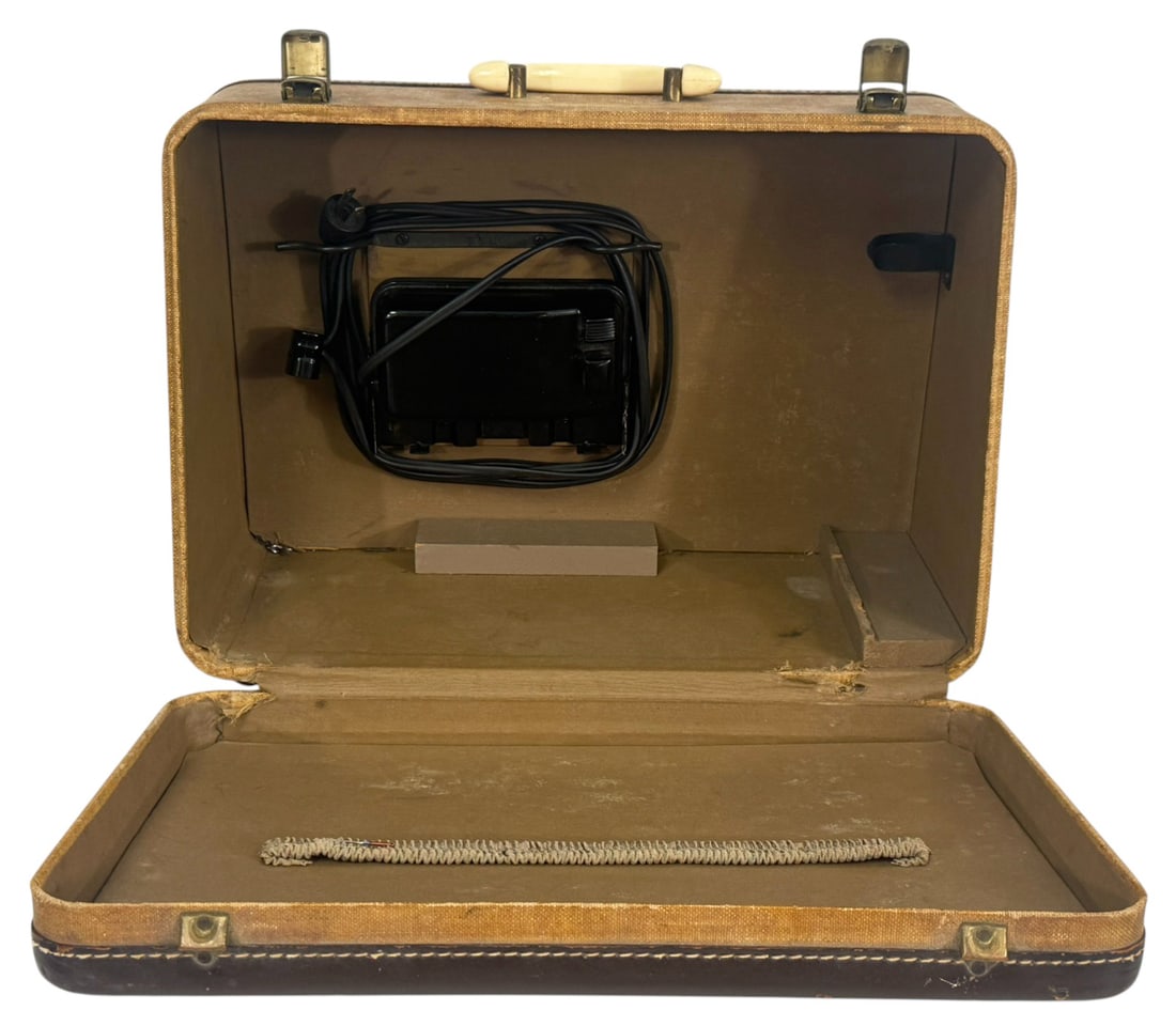 Singer 301A Portable Sewing Machine w/ Case - 11