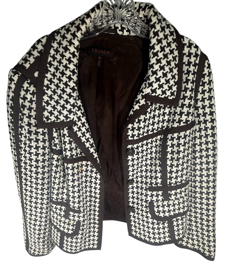 Escada Black & White Houndstooth Wool Jacket Sz 42: Escada tailored designer wool jacket featuring a bold black and white houndstooth weave with contrast brown trim. This structured design includes button front closure, wide notched collar, and four de