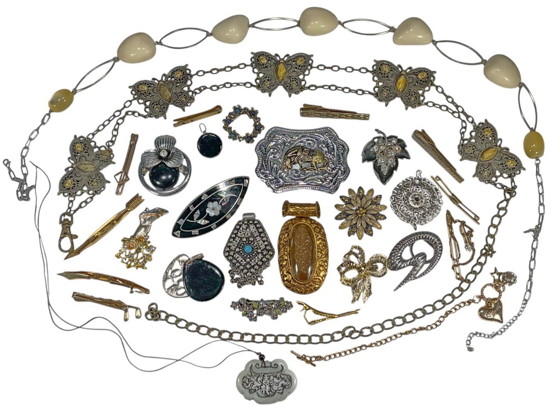 Brooches, Necklaces, Pendants Costume Jewelry 29pc: Assorted lot of 29 pieces of vintage and contemporary costume jewelry including brooches, necklaces, pendants, tie clips, bracelets, and accessories. Mixed media assortment with enamel accents and rhi