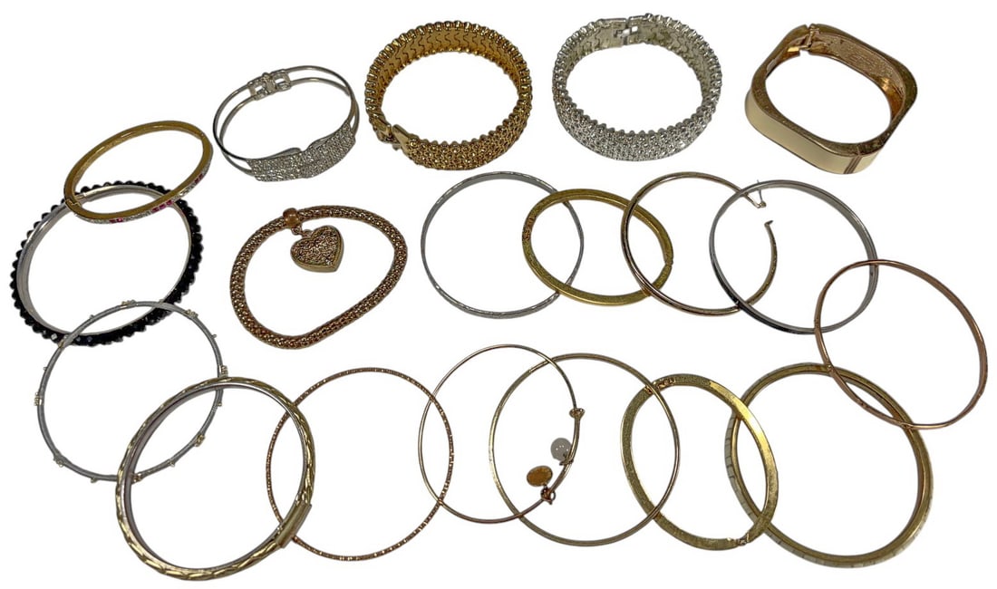 Assorted Fashion Costume Jewelry Bracelets 19pcs: Collection of 19 costume jewelry bracelets including bangles, hinged cuffs, stretch bracelets, and chain styles. Assorted metal tone finishes with some stone set accents. The largest measures approxim