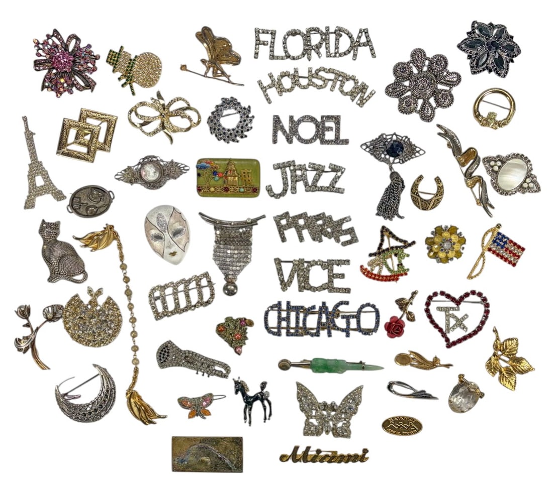 Vintage Brooches & Pins Costume Jewelry 50pc LOT: Group of 50 vintage costume brooches and pins in assorted figural, holiday, souvenir, and rhinestone designs. Includes rhinestone word pins, animal and novelty forms, Christmas themed pieces, and mixe