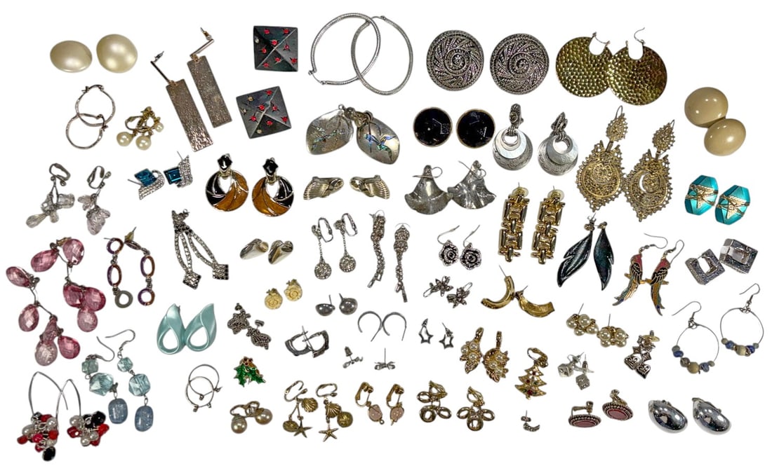 VTG Assorted Earrings Costume Jewelry Fashion +100: Group of 111 vintage costume earrings, pairs and singles, in mixed styles including clip-on and pierced examples. Assortment includes hoops, geometric forms, rhinestone dangles, enamel motifs, faux