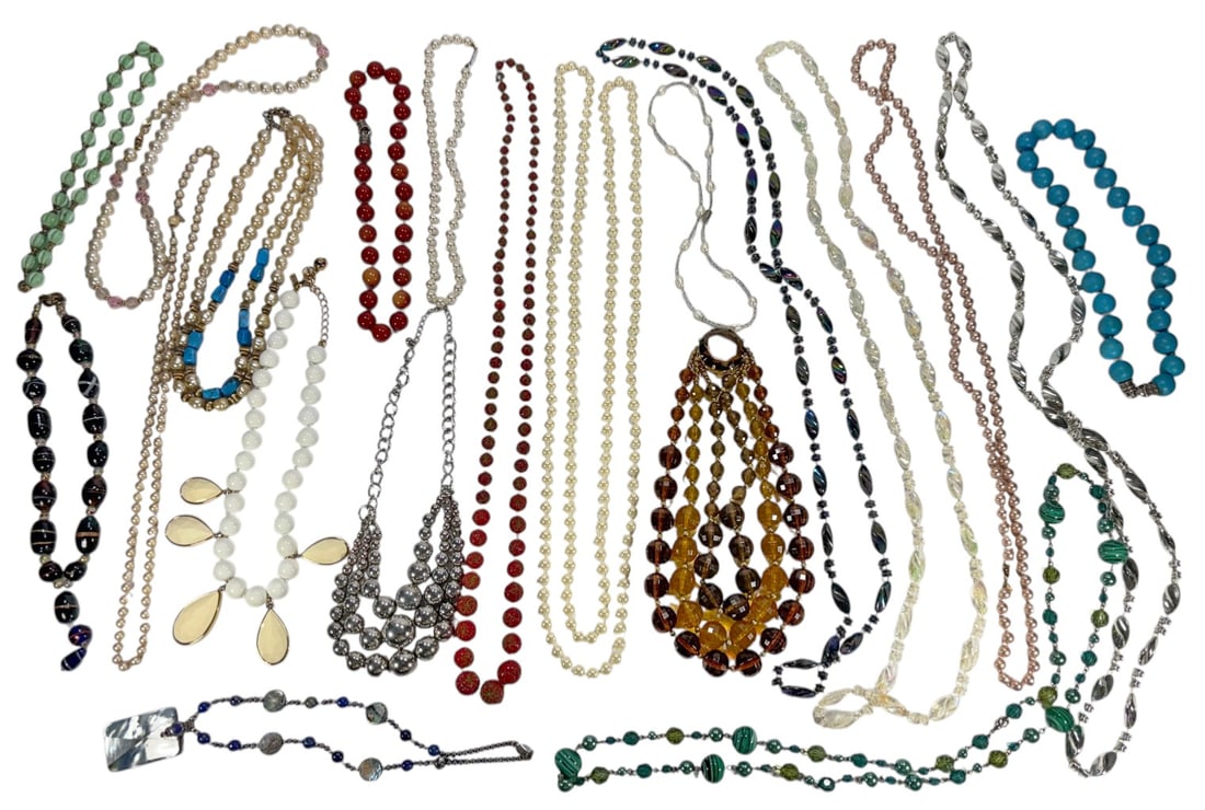 VTG Assorted Necklaces Costume Jewelry 21pc LOT: Group of 21 vintage costume necklaces including faux pearl strands, colorful glass and acrylic bead designs, and bold statement pieces. Assorted single and multi strand styles in mixed tones with silv