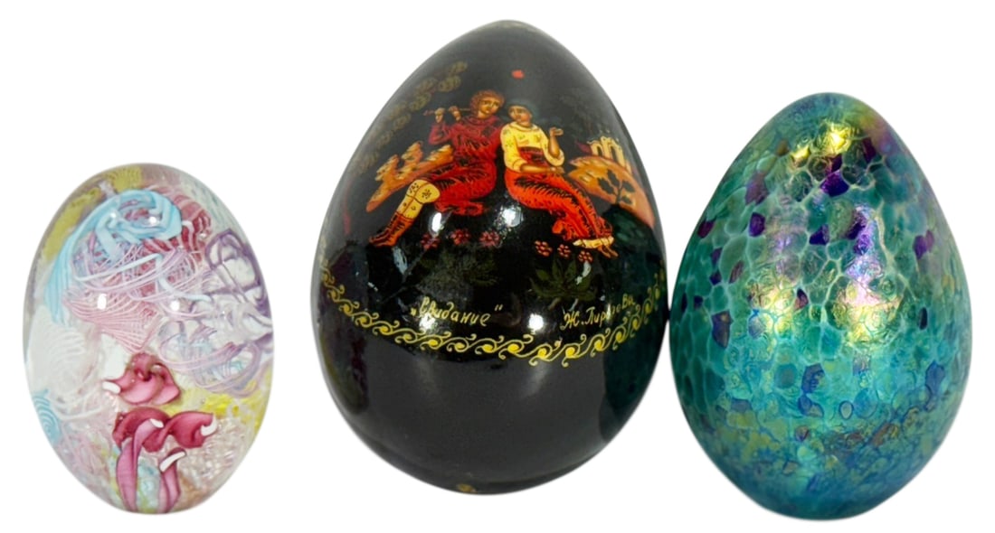 Art Glass Paperweights & Russian Lacquer Egg 3pcs: Lot of three vintage egg-shaped decorative items. Including two studio art glass paperweights and a hand-painted Russian lacquer ornament. One paperweight is artist signed and dated 1995 to its base.