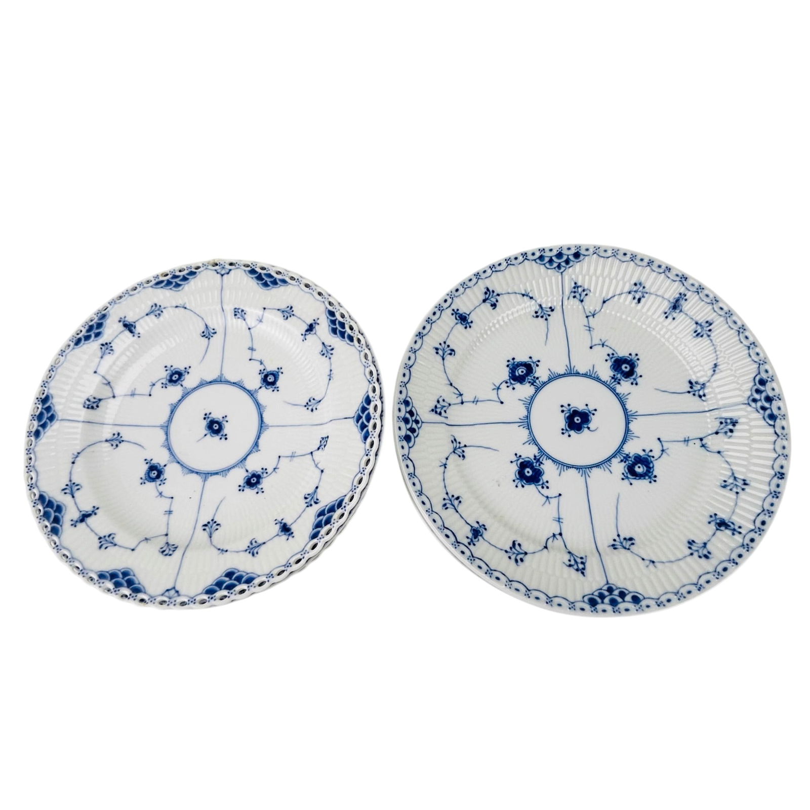 Royal Copenhagen Danish Porcelain Dinner Plates 6p: Lot of six Royal Copenhagen Denmark porcelain dinner plates. Includes two in the Blue Fluted Full Lace (No Trim) pattern. Four in the Blue Fluted Half Lace Border (No Trim) in two different sizes. Mea