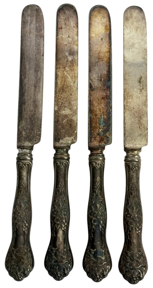 Antique Solid Sterling Silver Knives 4pc SET: Set of four antique sterling silver flatware knives featuring ornate floral and foliate decorated handles with classic form. The handles display detailed repousse style floral decoration throughout. N