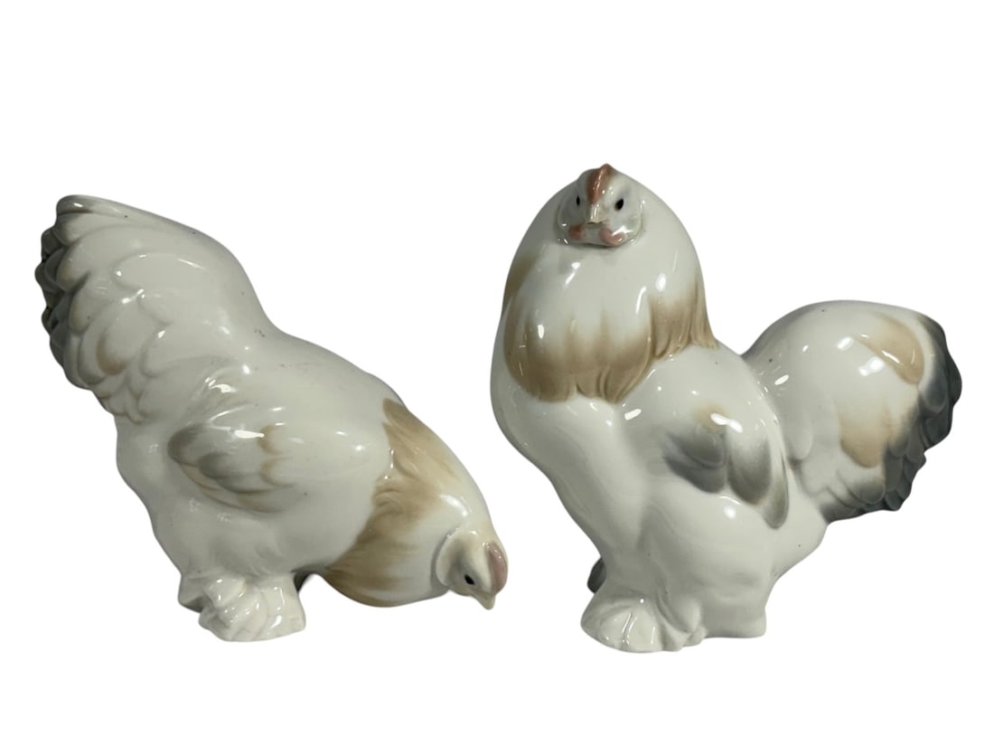 Lladro Spain Pecking Hen by Julio Fernandez 2pcs: Lladro Spain pair porcelain hen figurines, pecking and standing hens, naturalistic detail with beige and gray tones, marked underside 'Lladro Made in Spain.' The largest measures approximately 5.25 in