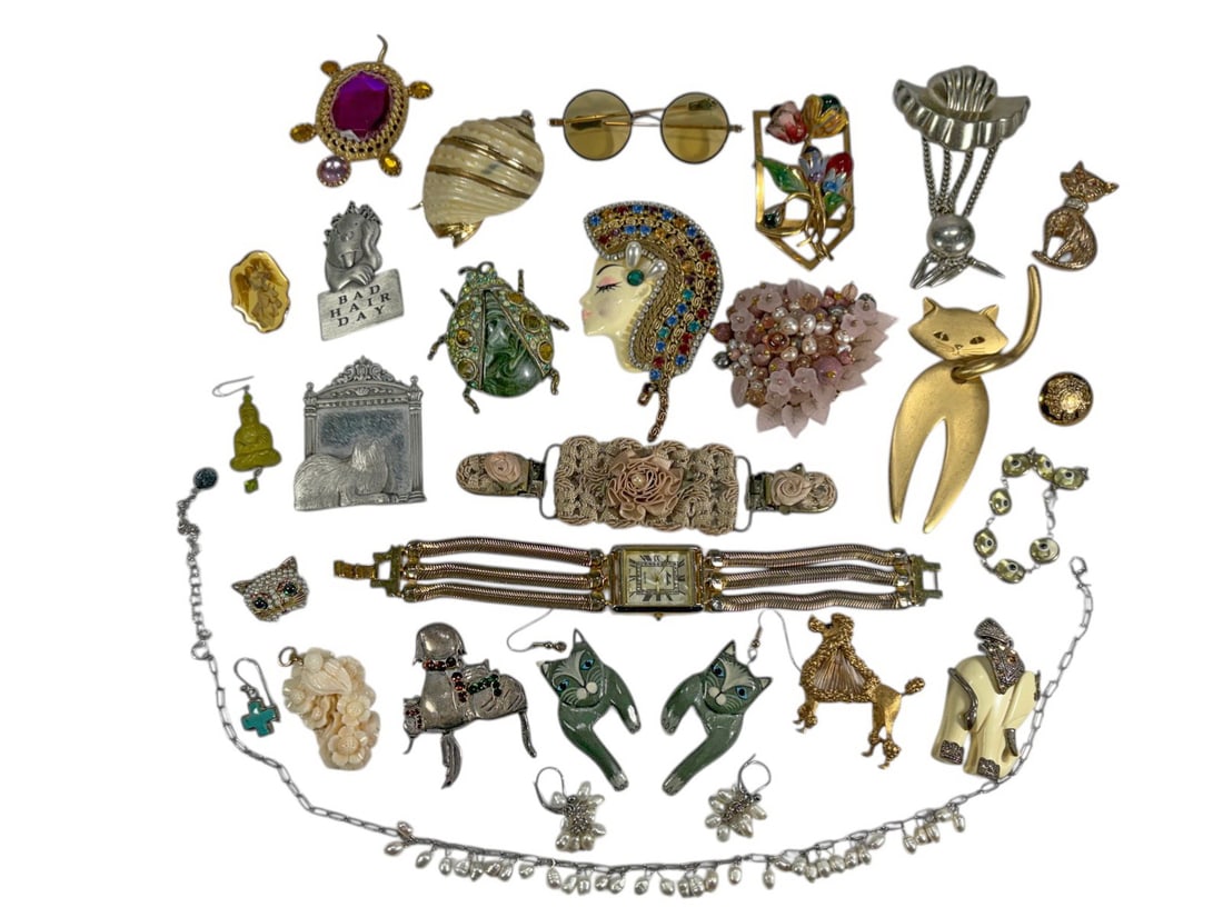 VTG Brooches, Pins, Necklace Costume Jewelry 28pcs: Mixed lot of vintage costume jewelry including brooches, pins, necklaces, earrings, and a wristwatch. Features figural and floral designs with rhinestone and faux pearl accents, in gold and silver ton