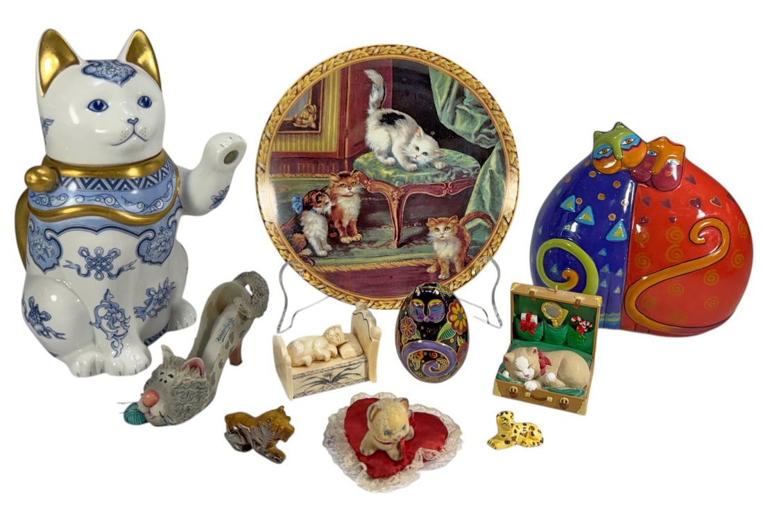 The Precious Cat of Kiangsi & Others Cats Fig 10pc: The Precious Cat of Kiangsi porcelain figural teapot, accompanied by a mixed group of cat themed items including a Bella Casa by Ganz porcelain figure, a Formalities by Baum Bros plate, a Laurel Burch