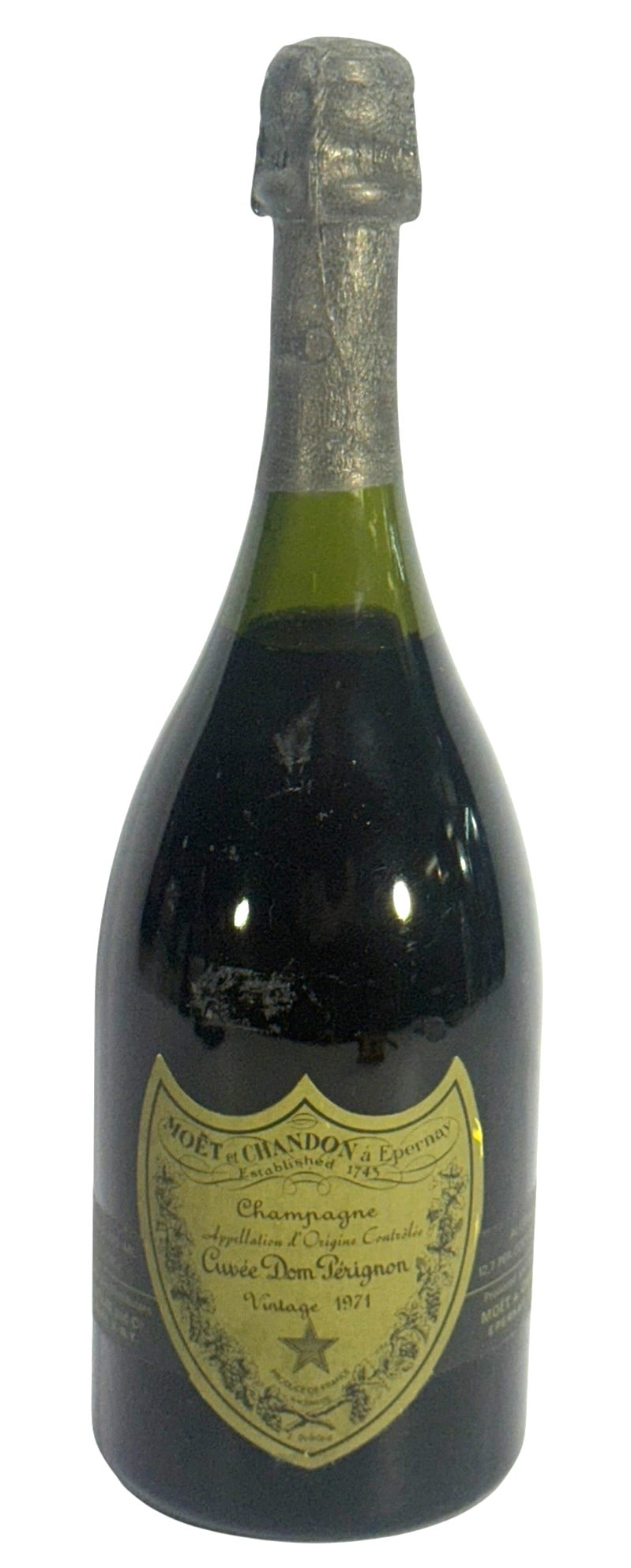 Moet & Chandon Dom Perignon 1971 Champagne Bottle: Moet et Chandon, a Dom Perignon vintage 1971 champagne bottle from Epernay France. Dark green glass bottle with the iconic shield label reading Cuvee Dom Perignon and original foil capsule. A collecti