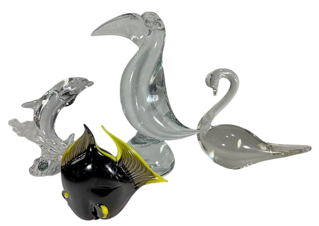 Lenox, Ronneby, Icet Murano & Other Fig 4pc LOT: Group of four art glass animal figures, including Lenox dolphin, Ronneby Sweden swan, Arte Murano Venezuela fish, and Baccarat style toucan, mixed clear and colored glass forms. The largest measures a