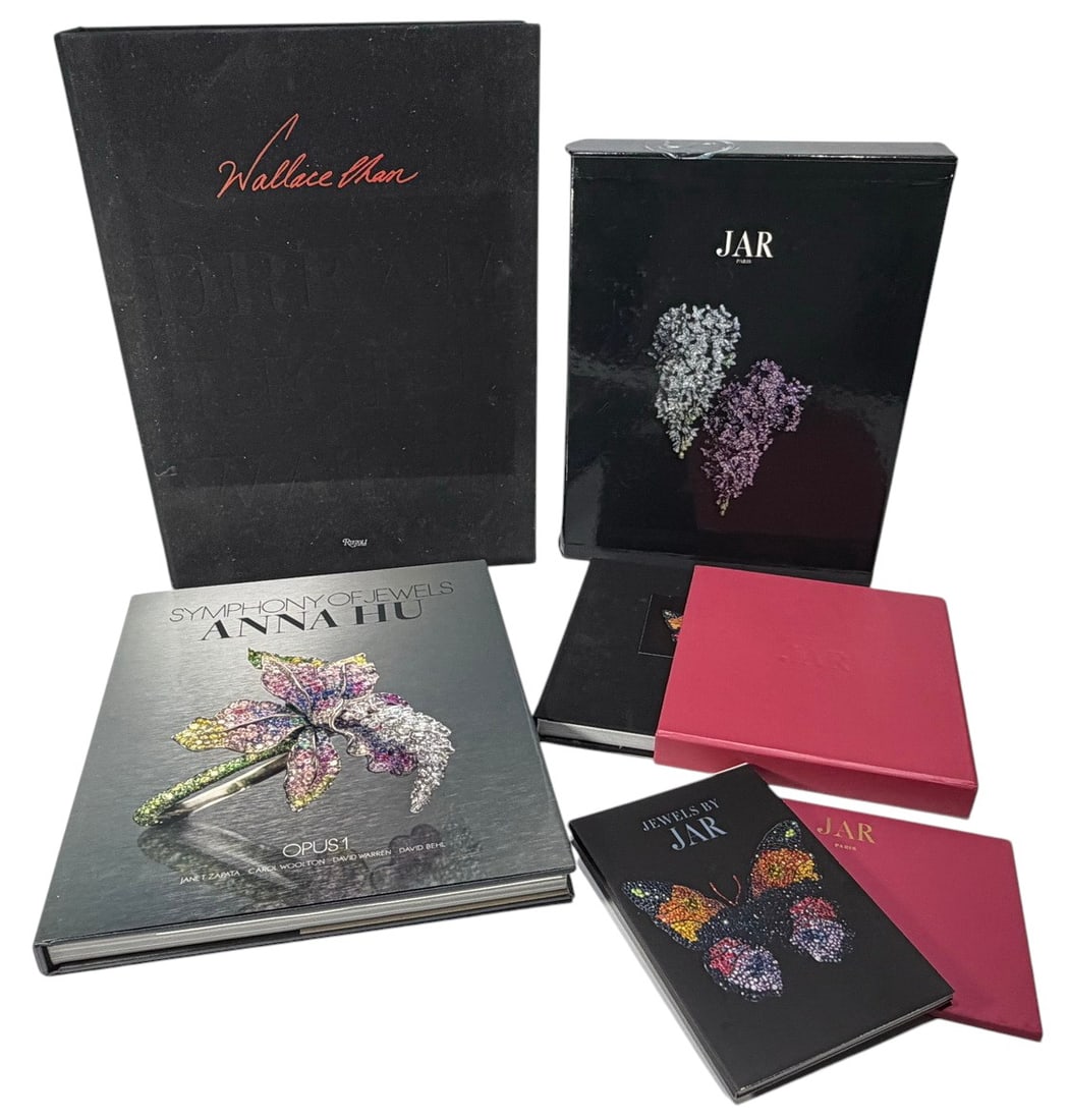 Assorted Jewelry Reference Books in Cases 4pc LOT: Group of four jewelry books, three housed in original cases, with color illustrations and hardcover bindings. Also includes a Metropolitan Museum envelope with a small booklet and an envelope containi