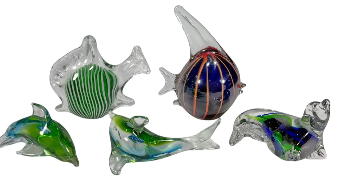 Italian Murano Style Art Glass Fish Fig 5pc LOT: Group includes two large hand blown art glass fish with applied fins and striped decoration, together with three small dolphin figures in clear glass with green and blue controlled bubble decoration. 