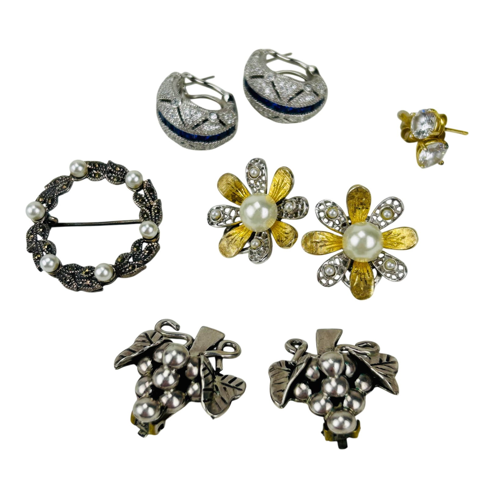 Sterling Silver 925 Earring & Brooch Pin 5pc LOT: Group of sterling silver 925 jewelry including grape cluster dress clips, simulated pearl floral clips, marcasite and faux pearl brooch, hoop earrings with blue enamel accents, and pair of gold tone s