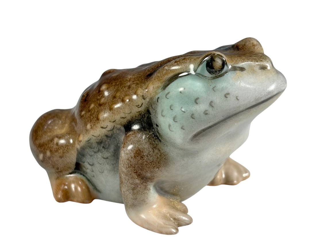 Herend Hungary Porcelain Glazed Brown Frog Figure: Herend Hungary hand painted porcelain figure depicting a naturalistic frog. Marked underside 15320, dated 1996. Dimensions: 1.75 X 3 X 2 in. Condition: Good overall condition having normal surface