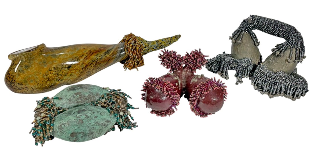 Modern Bronze, Glass & Beaded Sculptures 4pc LOT: Group of four contemporary decorative sculptures including an art glass horn form, patinated pod forms with beadwork, a metallic arch sculpture, and a red organic double-pod form with bead embellishme